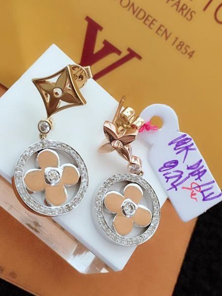 Louis Vuitton Empreinte Ear Studs, White Gold, Women's Fashion, Jewelry &  Organisers, Earrings on Carousell