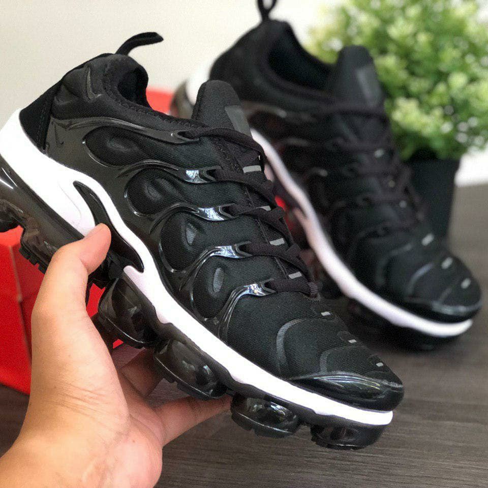 NIKE AIR VAPORMAX PLUS OVERBRANDING