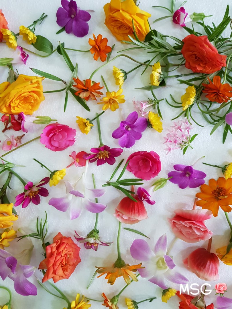 PRETTY & EDIBLE FLOWERS / GARNISHES, Food & Drinks, Fresh Produce on