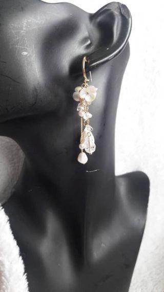 Mismatch floral earring