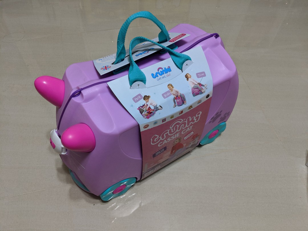 Cassie the online cat trunki