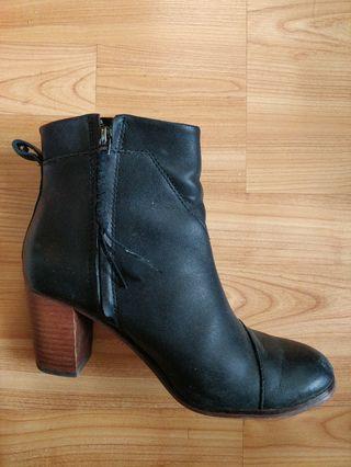 Tom's leather heeled boots 7.5