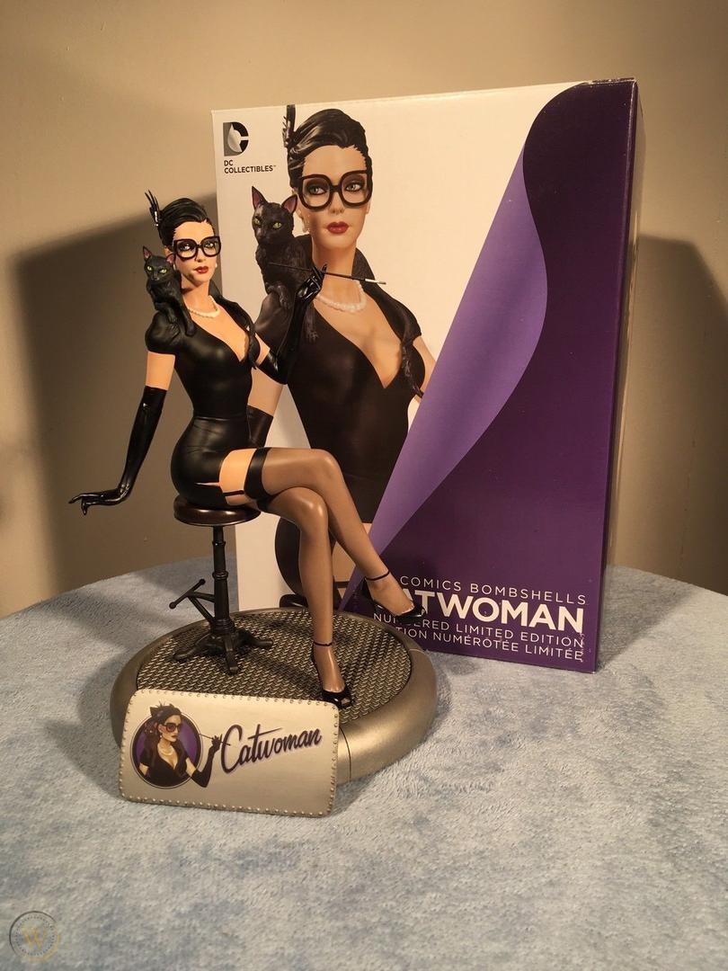 Batman catwoman deals bombshell statue