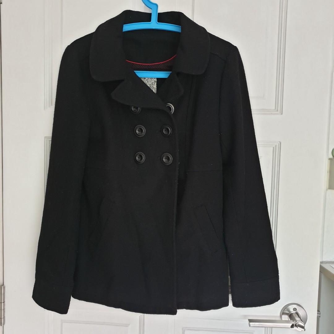 Pull and hotsell bear black coat