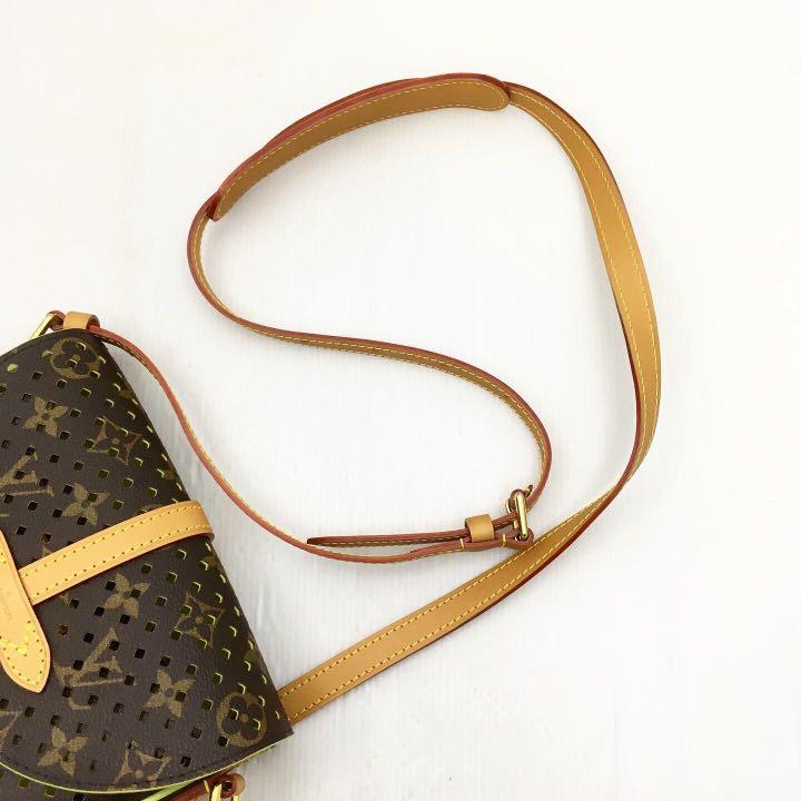 LOT:246  LOUIS VUITTON - a Monogram Chantilly crossbody handbag.