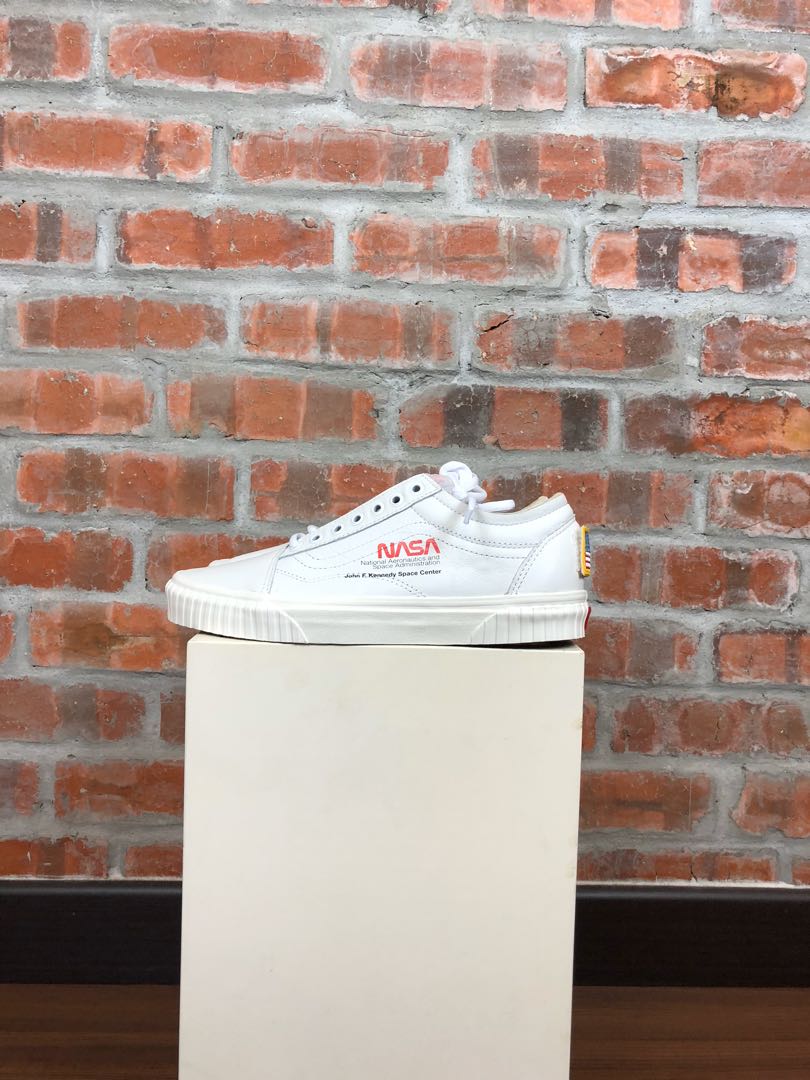 Vans nasa white low store