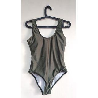 BNWT one-piece low back elegant swimsuit (M)