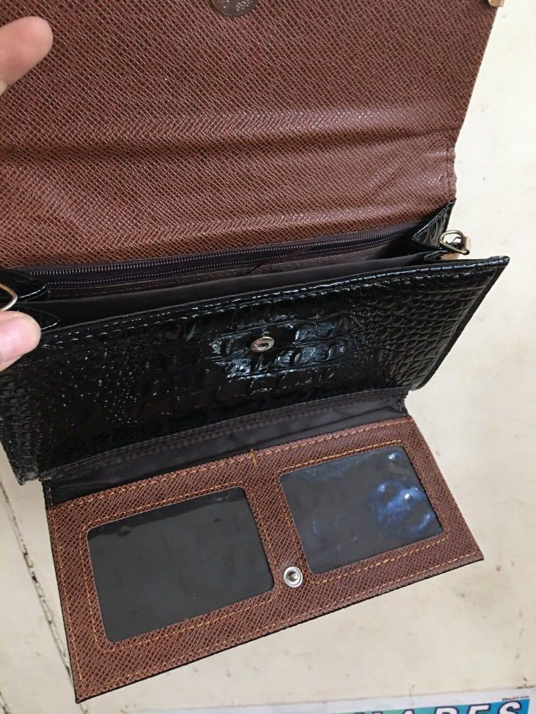 Elegant Big wallet (Category: Wallets & Card holders) located in Caloocan City. Submitted by artznin (Listing ID 262124497, Image 3). Description: Ang shala neto mga besh. Meron syang chain sling, pero hahanapin ko pa. No flaws. Can be use as clutch bag. 💙.