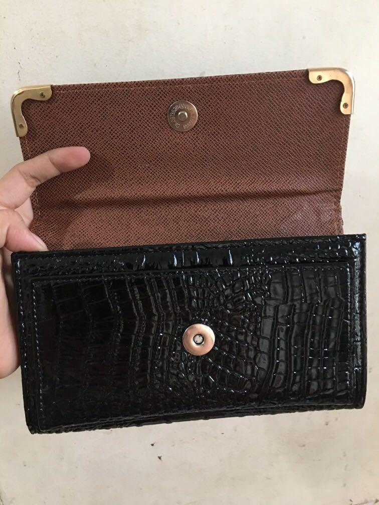 Elegant Big wallet (Category: Wallets & Card holders) located in Caloocan City. Submitted by artznin (Listing ID 262124497, Image 2). Description: Ang shala neto mga besh. Meron syang chain sling, pero hahanapin ko pa. No flaws. Can be use as clutch bag. 💙.