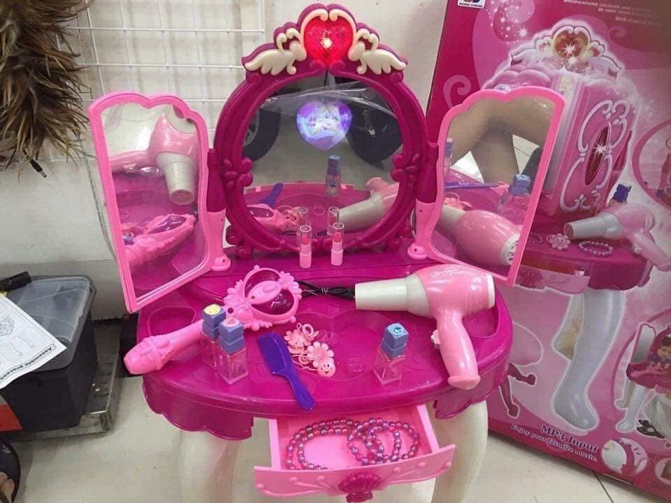 Make up table (Category: Babies & Kids Fashion) located in Cainta. Submitted by krissssh (Listing ID 262127154, Image 2). Description: Glamour Mirror Magical/Vanity dresser 30' tall With Mp3 input. Complete set and accessories.