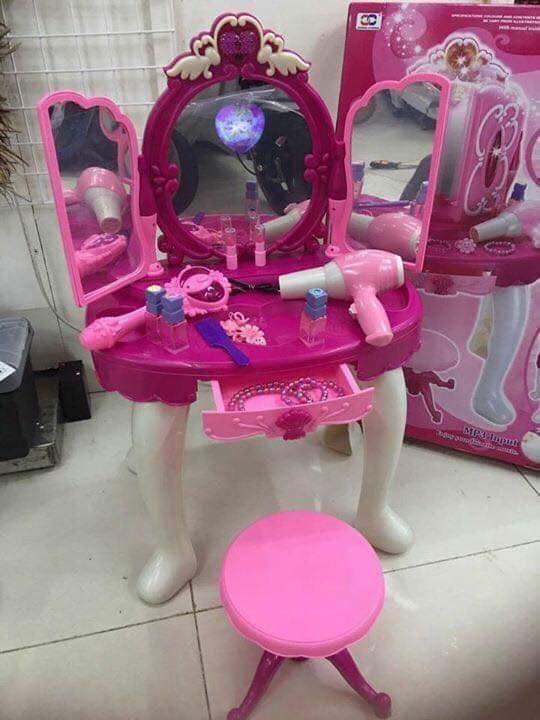 Make up table (Category: Babies & Kids Fashion) located in Cainta. Submitted by krissssh (Listing ID 262127154, Image 1). Description: Glamour Mirror Magical/Vanity dresser 30' tall With Mp3 input. Complete set and accessories.