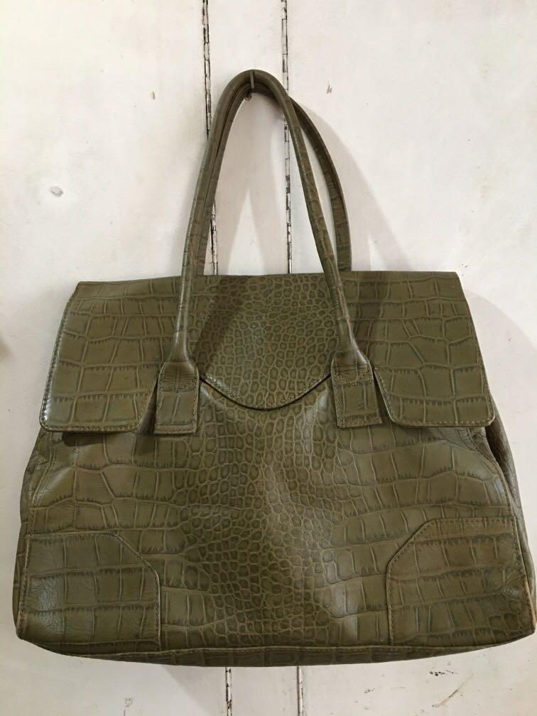 Pre-loved Elegant Bag (Category: Beach Bags) located in Caloocan City. Submitted by artznin (Listing ID 262122829, Image 1). Description: Good condition. No flaws. Used twice only. Sobrang ganda neto sis. 😊 #OfficeBag #ElegantBag #CrocodileSkinInspired.