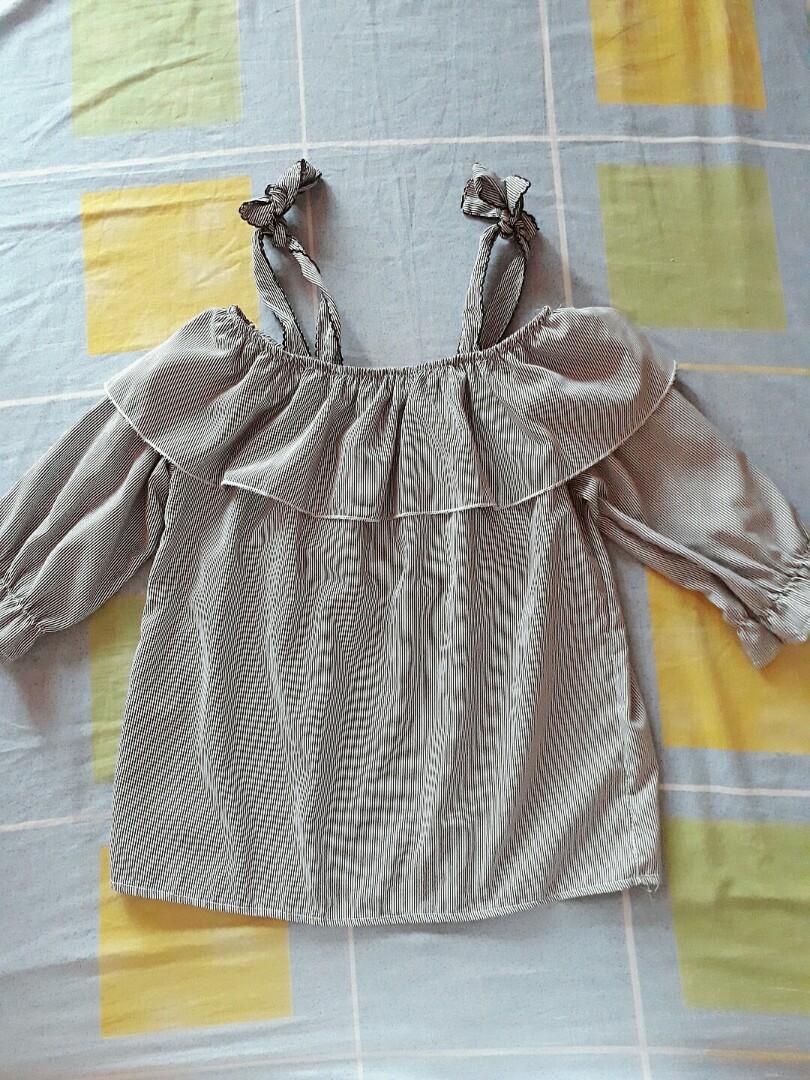 Ruffles w/ Ribbon Puff Sleeve Blouse (Category: Blouses) located in Paranaque City. Submitted by dearmissy (Listing ID 262334919, Image 1). Description: Girly and fashionable Ruffles with ribbon blouse. can also be worn as off-shoulder top. Cutie! Waistline is up to 36.