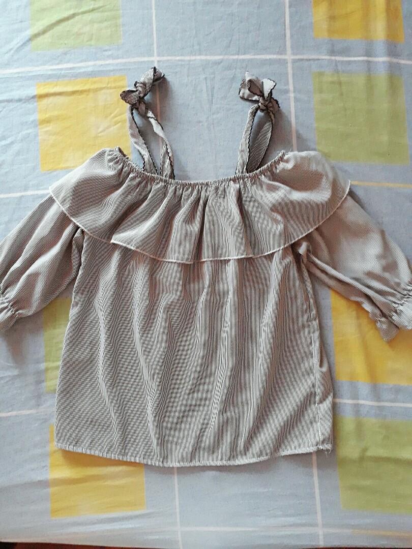 Ruffles w/ Ribbon Puff Sleeve Blouse (Category: Blouses) located in Paranaque City. Submitted by dearmissy (Listing ID 262334919, Image 3). Description: Girly and fashionable Ruffles with ribbon blouse. can also be worn as off-shoulder top. Cutie! Waistline is up to 36.