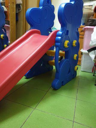 狀況保持很優的兒童滑梯 便宜便宜賣400 可拆  意者私訊 新竹縣芎林 需要自取