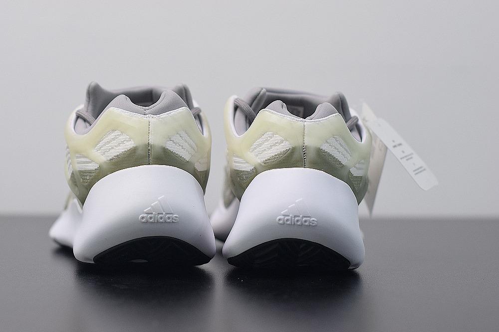 Adidas Yeezy 700V3 White/Skeleton 骨架夜光提前上腳貨號：EF9897, 他的時尚, 鞋, 運動鞋在旋轉拍賣