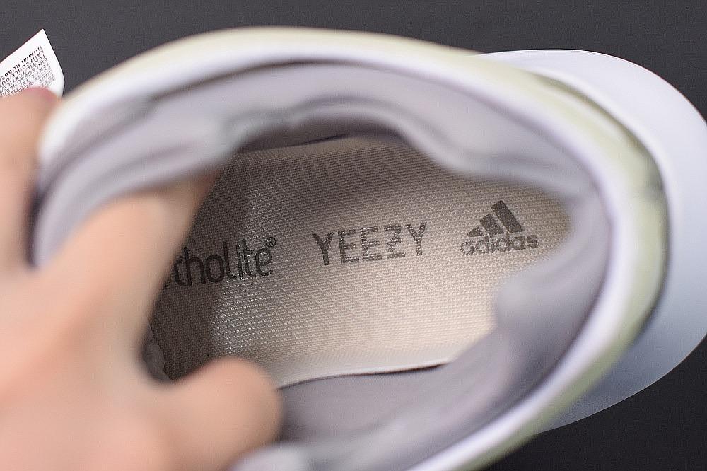 Adidas Yeezy 700V3 White/Skeleton 骨架夜光提前上腳貨號：EF9897, 他的時尚, 鞋, 運動鞋在旋轉拍賣