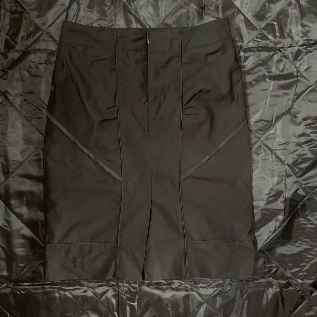Black Office Skirt (Category: Skirts) located in Quezon City. Submitted by mishfcr (Listing ID 262534521, Image 2). Description: Selling my Black Office Wear Skirt with Piping Details New but washed already Small size Measurements are in the photos. Selling for P250 only RFS: does not fit me MOP: Metrobank or BPI #CarouTV.