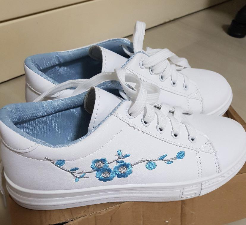 White shoes clearance with embroidered flowers