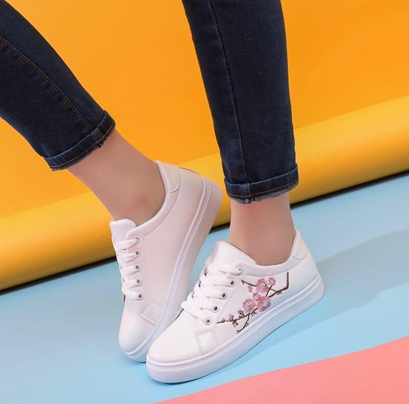 White sneakers with floral embroidery outlet