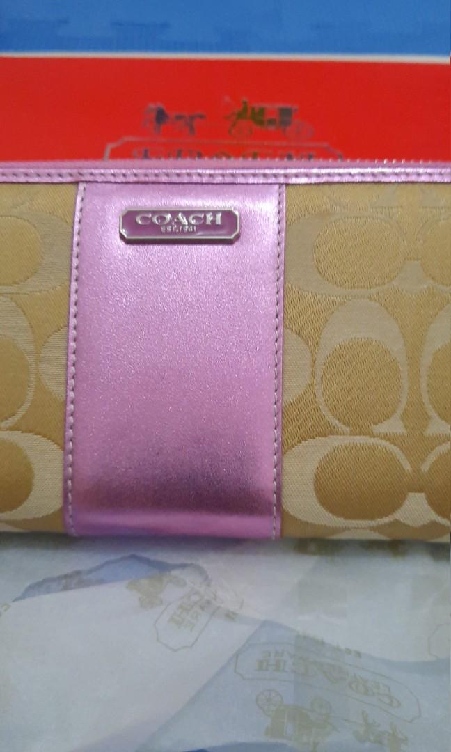 Coach wallet buy 1 take 1 (Category: Luxury Bags & Wallets) located in Quezon City. Submitted by marge0709 (Listing ID 262604411, Image 1). Description: Original authentic.made in vietnam.can be combine to mens wallet.payment method though bpi,bdo and gcash..