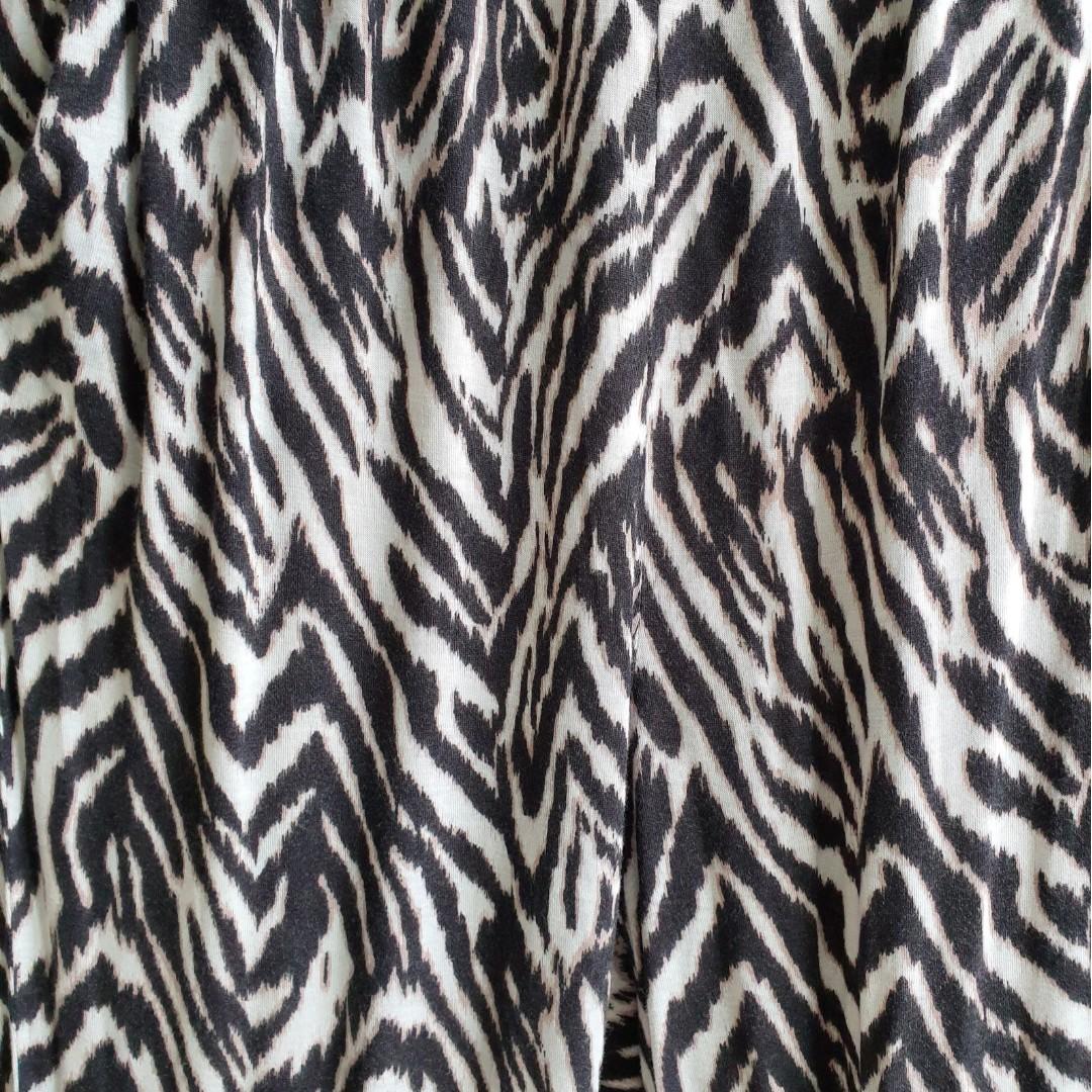 H&M Animal Printed Harem Pants (Category: Other Bottoms) located in Makati City. Submitted by luthienbabe (Listing ID 262656805, Image 2). Description: Excellent condition Zebra print Size medium With side pockets Garterized waist (14.74-22" laid flat) Fix price Payment: BPI #13thMonthSale.