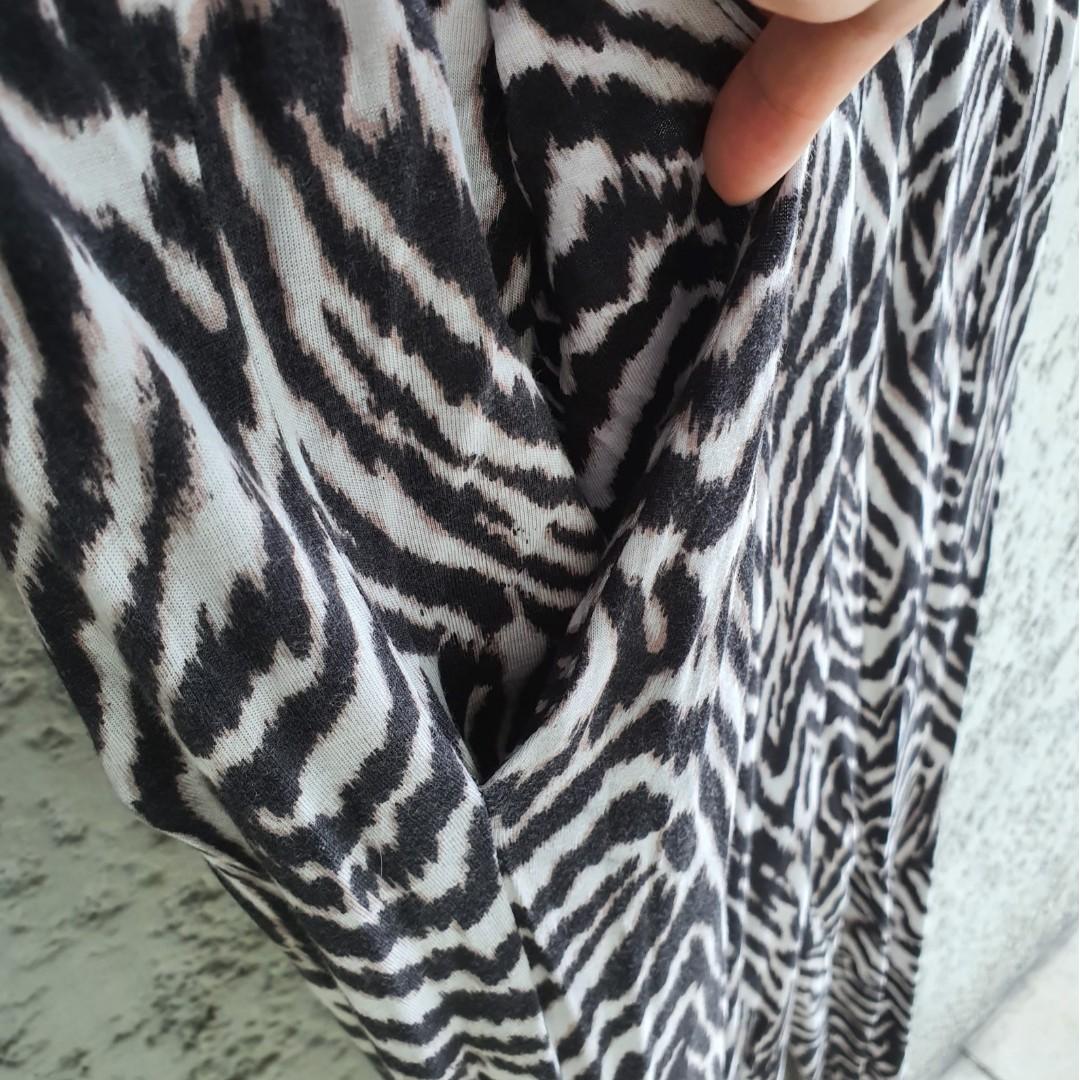 H&M Animal Printed Harem Pants (Category: Other Bottoms) located in Makati City. Submitted by luthienbabe (Listing ID 262656805, Image 3). Description: Excellent condition Zebra print Size medium With side pockets Garterized waist (14.74-22" laid flat) Fix price Payment: BPI #13thMonthSale.
