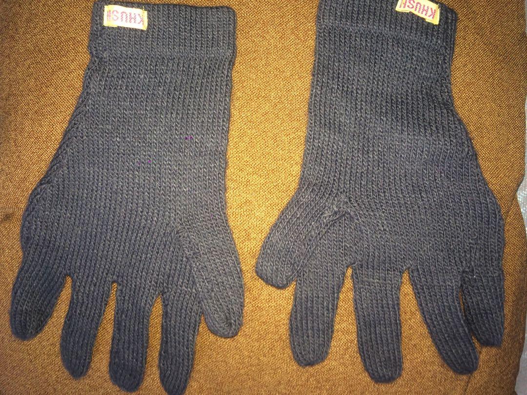Knitted Grey Gloves (Category: Gloves) located in Makati City. Submitted by _preelooved_ (Listing ID 262631080, Image 1). Description: Knitted Grey Gloves Used once!! 💚💚💚 .