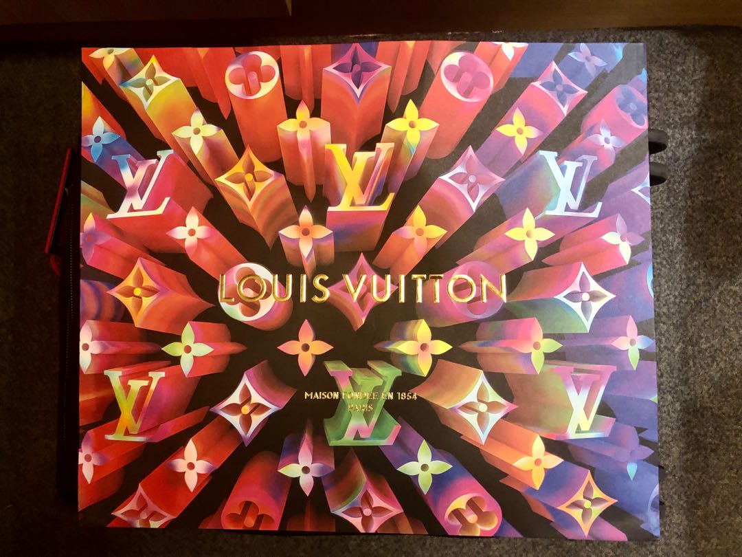 Louis Vuitton 2019 Christmas Holiday collection Paper Bag LV 聖誕限定, 名牌, 袋 & 銀包 - Carousell