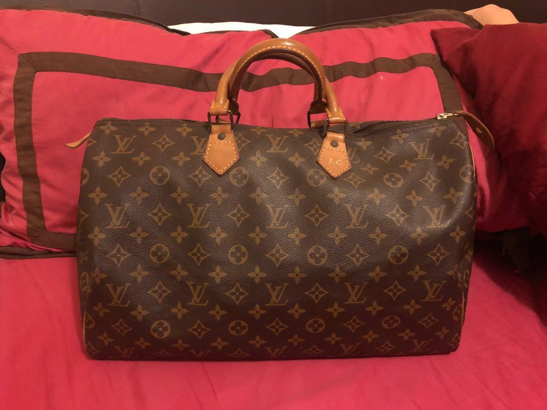 Lv speedy 40 (Category: Luxury Bags & Wallets) located in Cainta. Submitted by jtc23 (Listing ID 262731747, Image 1). Description: Used but not abused Pre loved ko po With paper bag ❤️ See photos meron po xa initials ko J.C Negotiable naman just pm me ❤️.