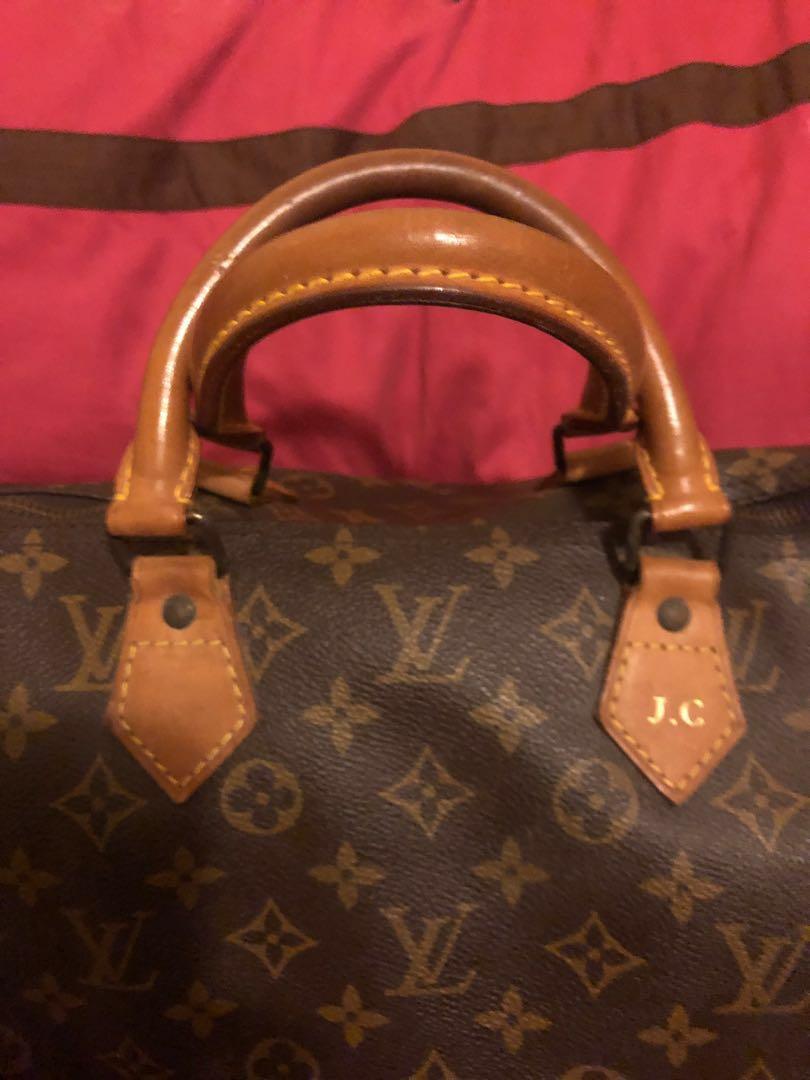 Lv speedy 40 (Category: Luxury Bags & Wallets) located in Cainta. Submitted by jtc23 (Listing ID 262731747, Image 2). Description: Used but not abused Pre loved ko po With paper bag ❤️ See photos meron po xa initials ko J.C Negotiable naman just pm me ❤️.