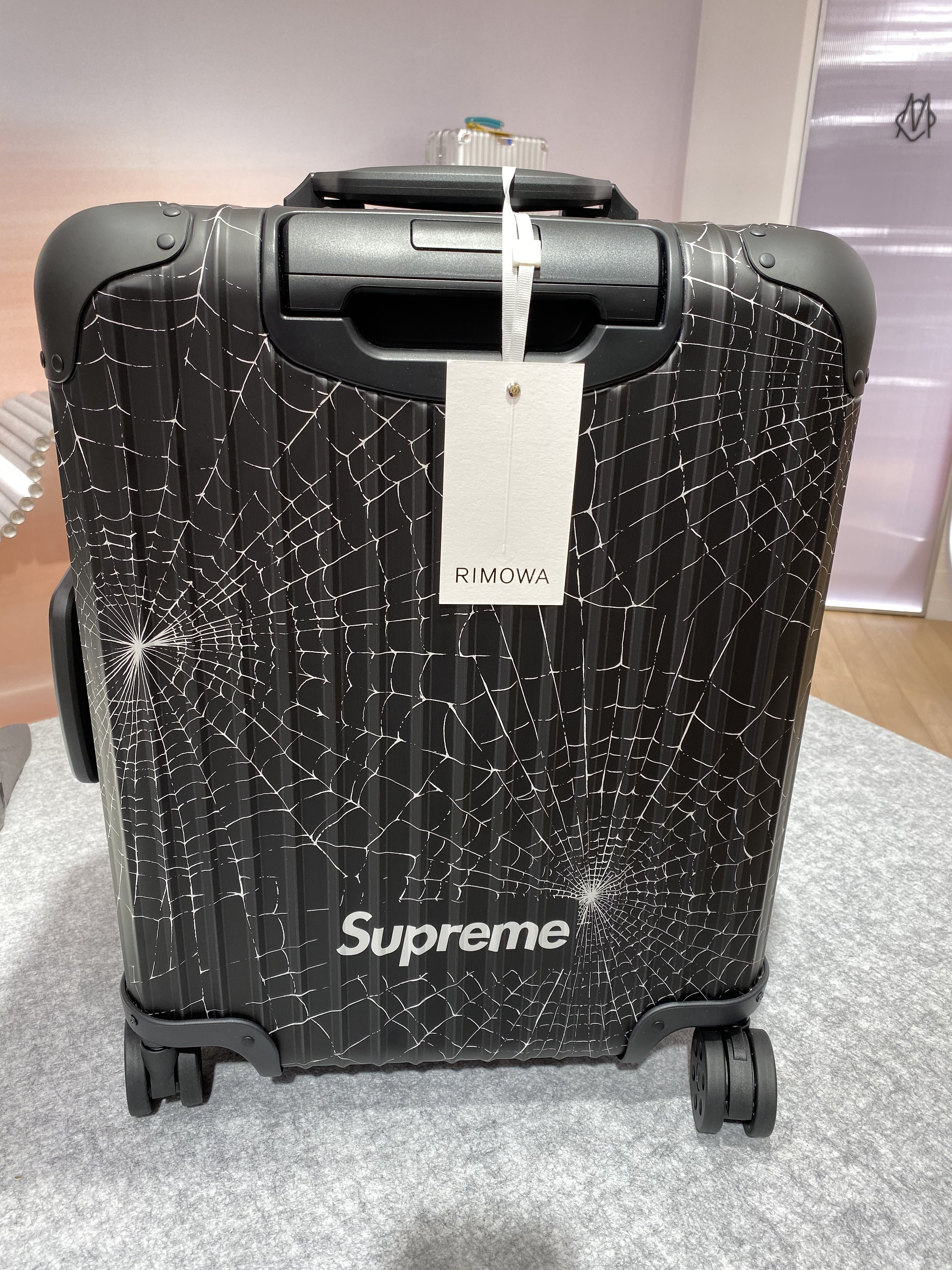 Supreme x Rimowa Cabin Plus, 興趣及遊戲, 旅行, 旅遊- 旅行必需品及