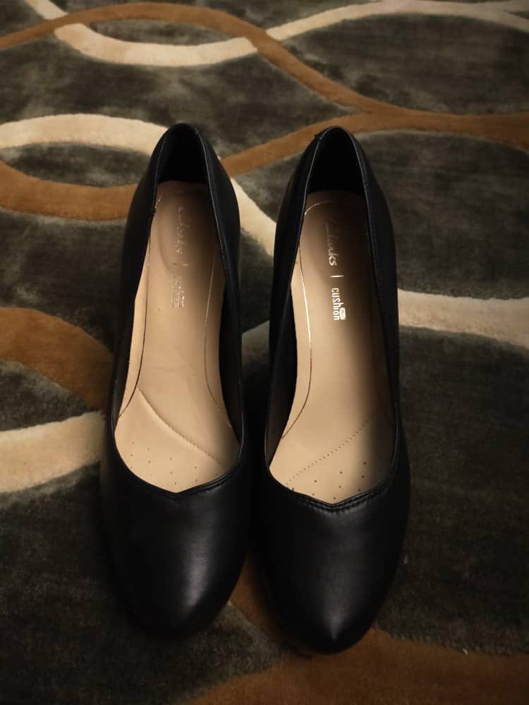 Clarks dalia store rose black suede