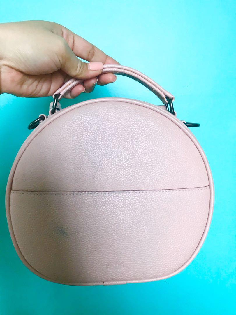 Katre mini boite in limited editon blush (Category: Purses & Pouches) located in Makati City. Submitted by chichib (Listing ID 262988222, Image 2). Description: Repriced!!! Excellent used condition Used twice then stored - too small for me Has some ink marks which can be clean With adjustable long strap With dustbag Bought for 9.5k because it is a limited edition color.