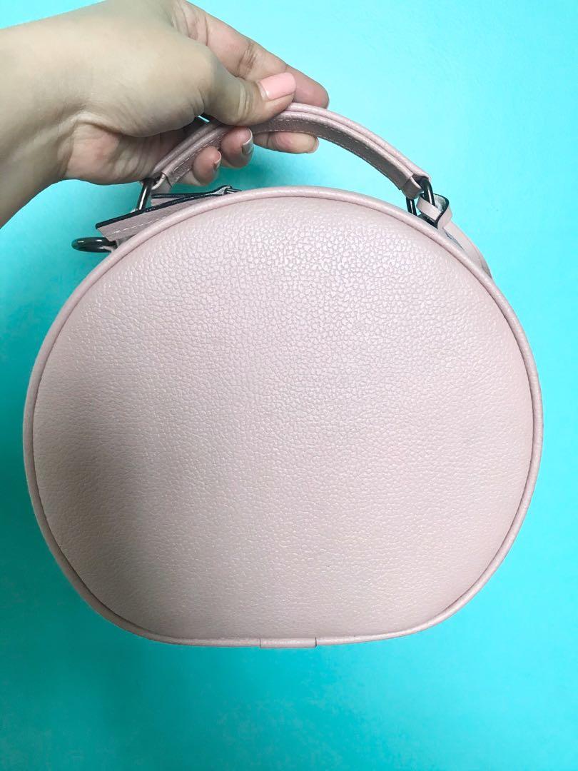 Katre mini boite in limited editon blush (Category: Purses & Pouches) located in Makati City. Submitted by chichib (Listing ID 262988222, Image 1). Description: Repriced!!! Excellent used condition Used twice then stored - too small for me Has some ink marks which can be clean With adjustable long strap With dustbag Bought for 9.5k because it is a limited edition color.