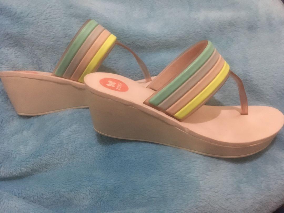 Zaxy wedge (Category: Heels) located in Pasay City. Submitted by agy21 (Listing ID 263099431, Image 3). Description: In very good condition.