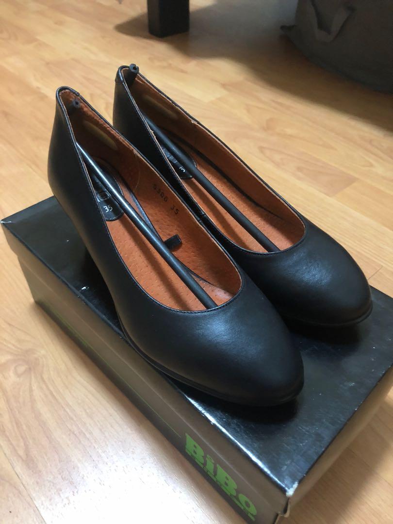 Black office / school shoes with heels (Category: Heels) located in Makati City. Submitted by paunicolae (Listing ID 263133107, Image 2). Description: Size 35 Reason for selling: Size is too small for me Decluttering.