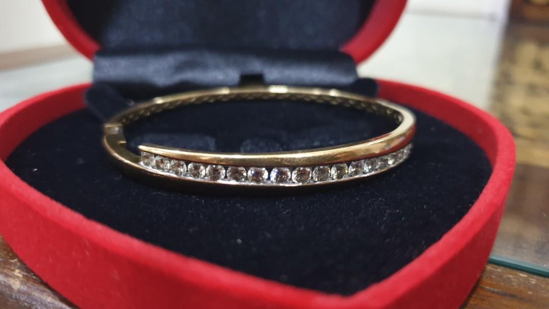 Diamond bangle (Category: Bracelets) located in Sungai Petani. Submitted by happystorm_3a797e (Listing ID 263296016, Image 1). Description: This is 2 carot diamonds with 18 stones..bangle is in very good condition.can meet up in any jewelery shop for futher verification.only genuine buyers ..price negotiable..