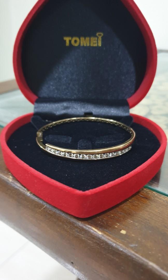 Diamond bangle (Category: Bracelets) located in Sungai Petani. Submitted by happystorm_3a797e (Listing ID 263296016, Image 2). Description: This is 2 carot diamonds with 18 stones..bangle is in very good condition.can meet up in any jewelery shop for futher verification.only genuine buyers ..price negotiable..