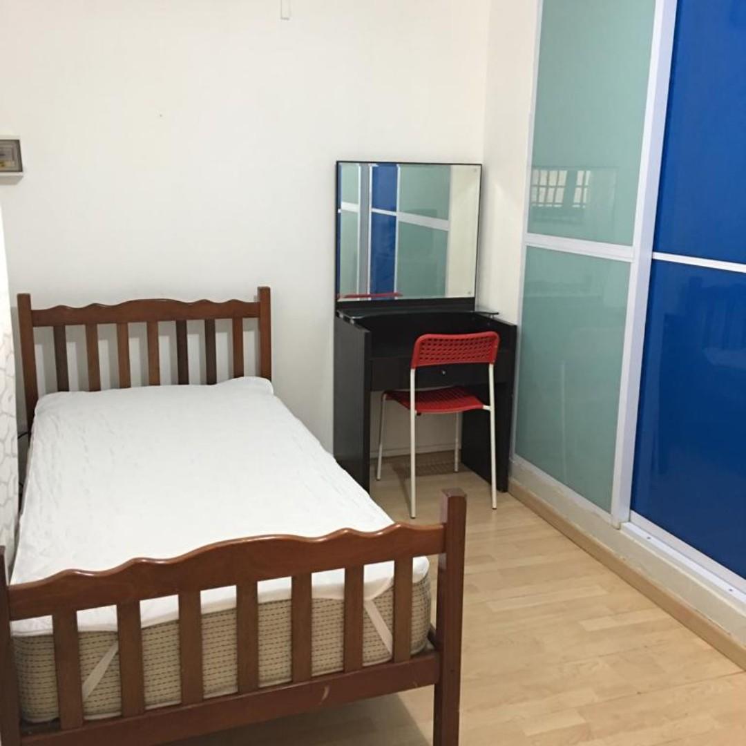 Fully furnished single room with attached bathroom.Walking distance to