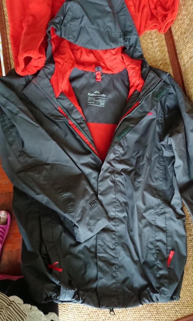 Jacket multi-purpose （分類：外套及戶外衣服）位於 Hong Kong。 由 homingmon 提交（商品編號 263311193，圖片 1）。簡介： - For boys around 140-150cm height - Wore Few days of trip at Finland in summer - suitable for fall or winter - two pieces : inner is fleece, outer is polyester. They can either be wore as layered or separated. - bought from Australia. - no broken or torn parts, in good condition。
