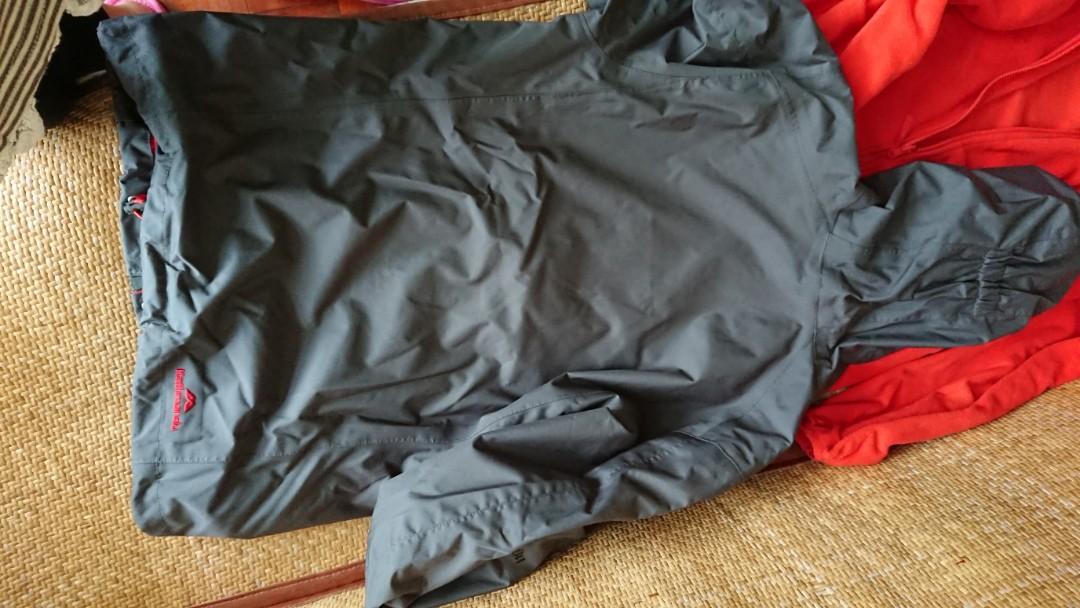 Jacket multi-purpose （分類：外套及戶外衣服）位於 Hong Kong。 由 homingmon 提交（商品編號 263311193，圖片 8）。簡介： - For boys around 140-150cm height - Wore Few days of trip at Finland in summer - suitable for fall or winter - two pieces : inner is fleece, outer is polyester. They can either be wore as layered or separated. - bought from Australia. - no broken or torn parts, in good condition。
