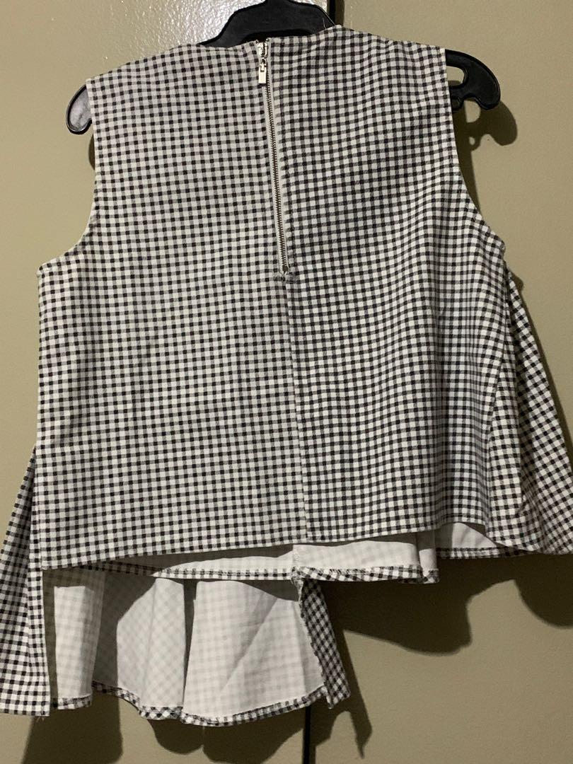 Top (Category: Sleeveless) located in Mandaluyong City. Submitted by clowsit (Listing ID 263177517, Image 3). Description: Nice and fashionable top Can be paired to any plain colored skirt No flaws Bought from abroad .