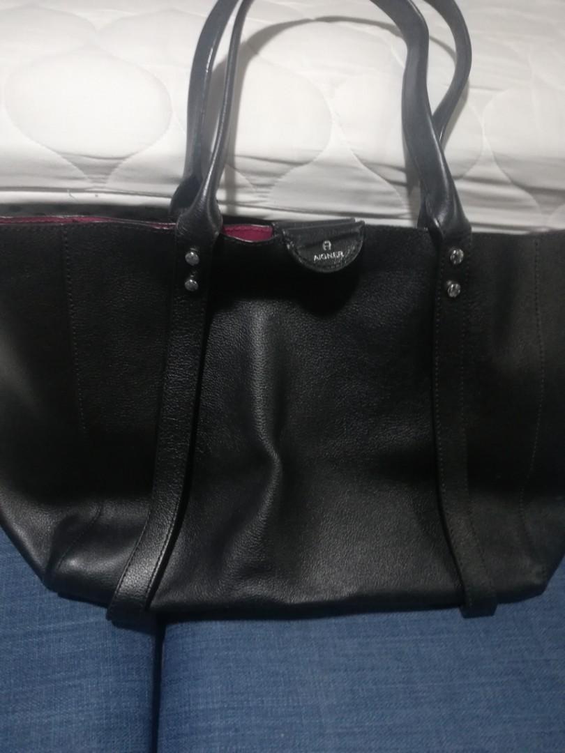 Leather Backpack (Category: Backpacks) located in Singapore. Submitted by fiddah (Listing ID 263340299, Image 2). Description: .
