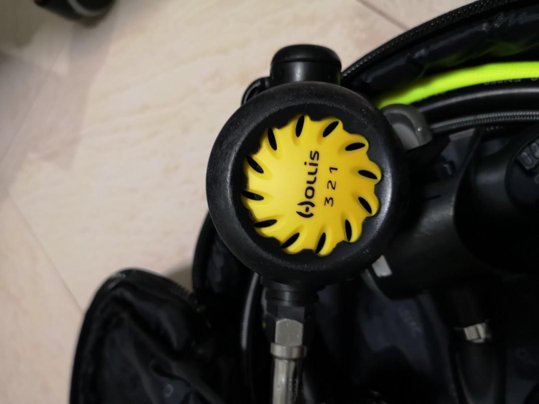 Oceanic diving regulator (Category: Water Sports) located in Singapore. Submitted by twisterwee (Listing ID 263468049, Image 3). Description: First stage: FDX10 Second stage: Oceanic delta 4 & Hollis 321 SPG: Oceanic **all hose are midlex hose except for primary air source. ***Whole set just done servicing on 20 July 2018..