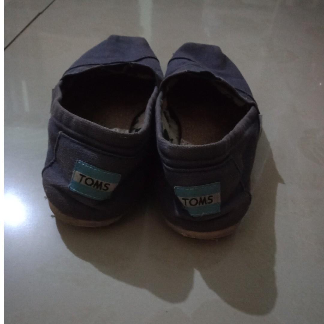 Original Toms, Women's Fashion, Footwear, Sneakers on Carousell