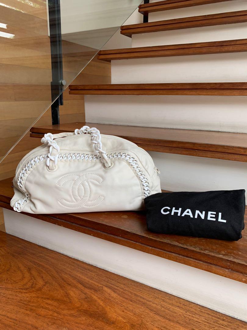 Authentic Chanel Bowler Off White (Category: Luxury Bags & Wallets) located in Quezon City. Submitted by alysstrade (Listing ID 263712140, Image 2). Description: With damage on handle .