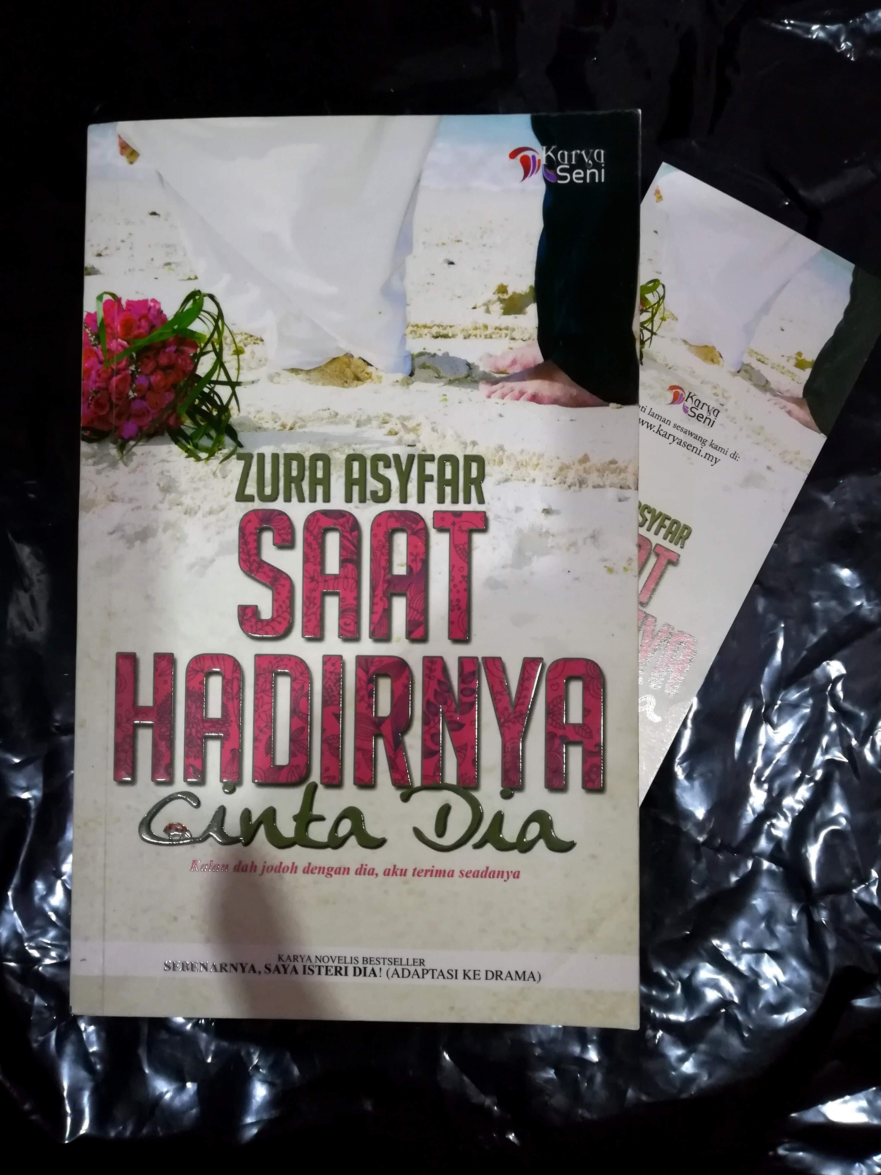Saat Hadirnya Cinta Dia Zura Asyfar Books Stationery Books On Carousell
