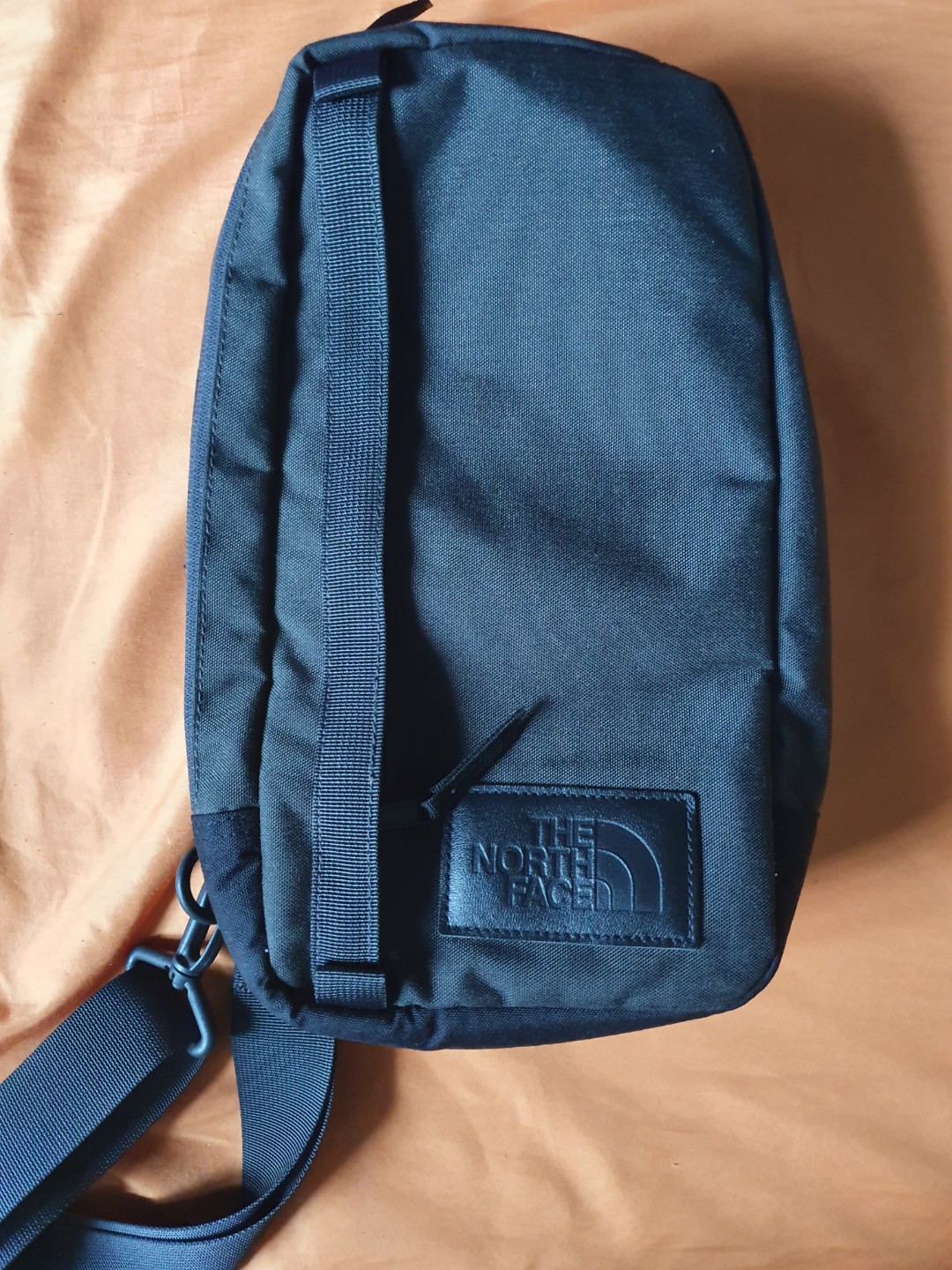 North face field hotsell sling bag