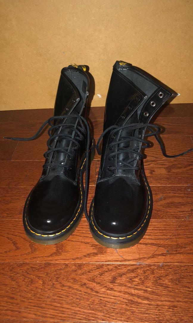 Dr. Martens (Category: Shoes) located in Toronto. Submitted by paula_3 (Listing ID 264059644, Image 1). Description: I got this as a gift a while ago. It was way too tight for me and so I just left it in my closet because none of my friends didn’t know how to style these. So I decided to try and sell them. It’s a US size 9 .